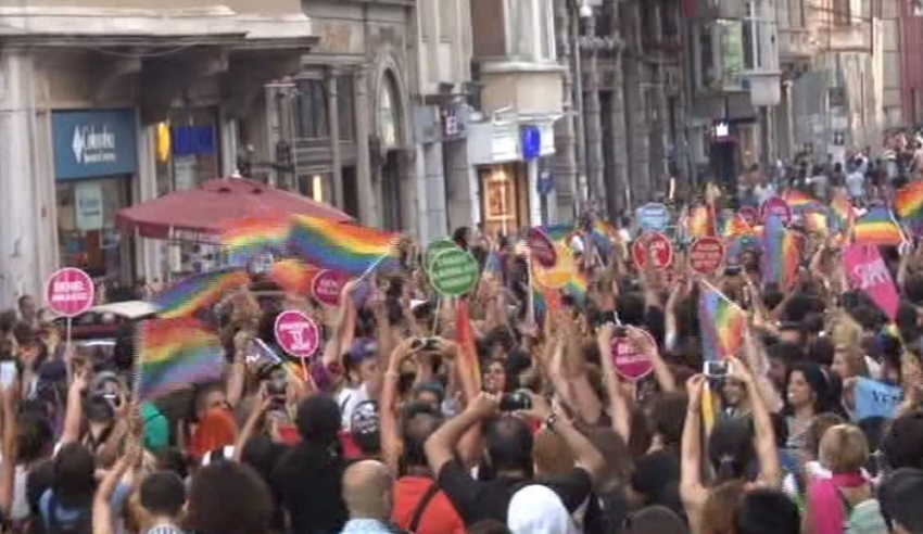 LGBT yürüyüşünde açılan o pankarta dava