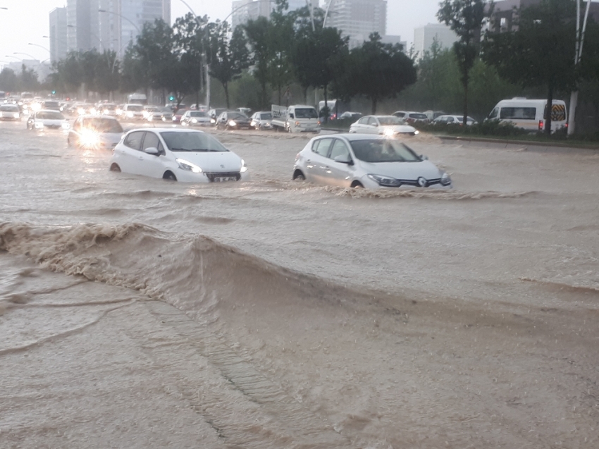 Yağmur Ankara’yı felç etti