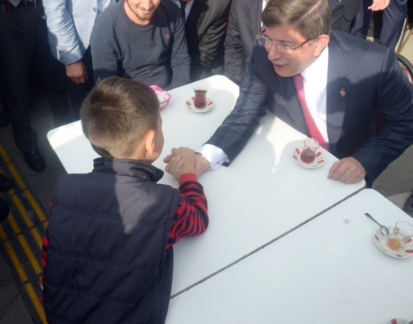 Davutoğlu küçük çocukla bilek güreşi yaptı