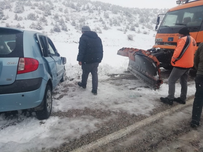 Direksiyon hakimiyetini kaybetti, kar küreme aracına çarptı