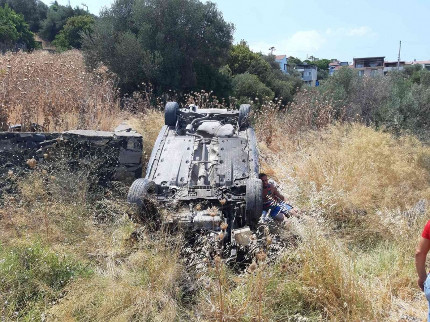 Takla atan araçtaki 4 genç ölümden döndü