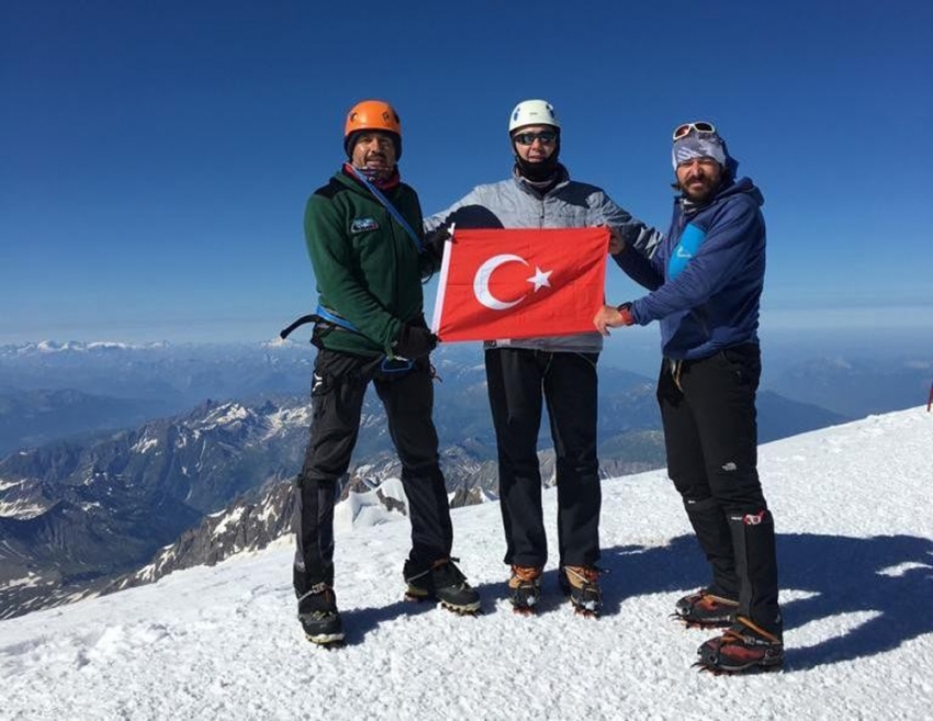 Türk dağcılar Alplerin zirvesinde Türk bayrağı açtı