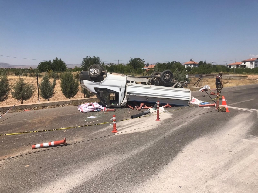 Lastiği patlayan kamyonet bariyerlere çarpıp ters döndü: 1 ölü, 2 yaralı