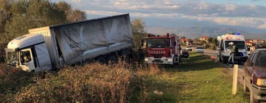 Feci kaza! Kamyon ile otomobil çarpıştı: 2 ölü, 3 yaralı