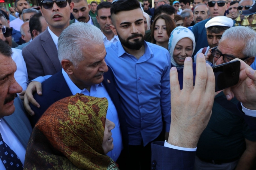 Binali Yıldırım meyan şerbeti içti, vatandaşa kayısı dağıttı