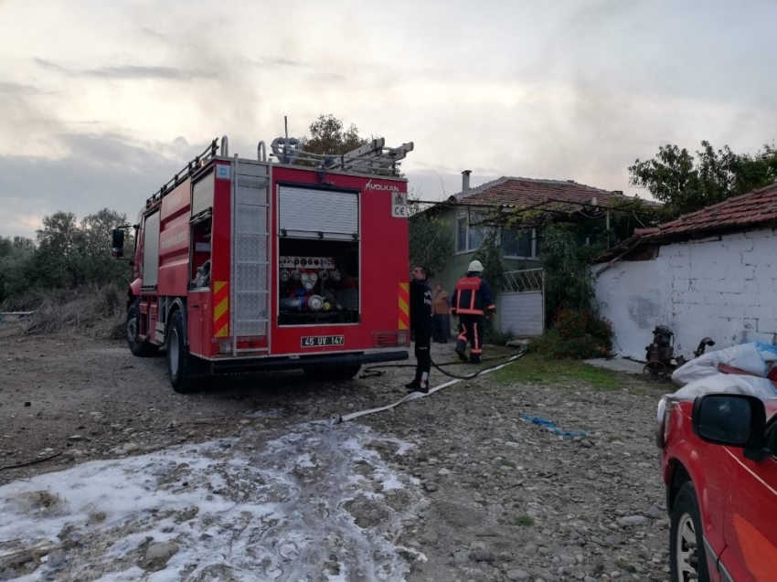 Manisa’da çiftlikte yangın çıktı 800 saman balyası kül oldu