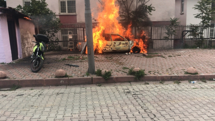 Doğalgaz kutusu alev alınca panik yaşandı