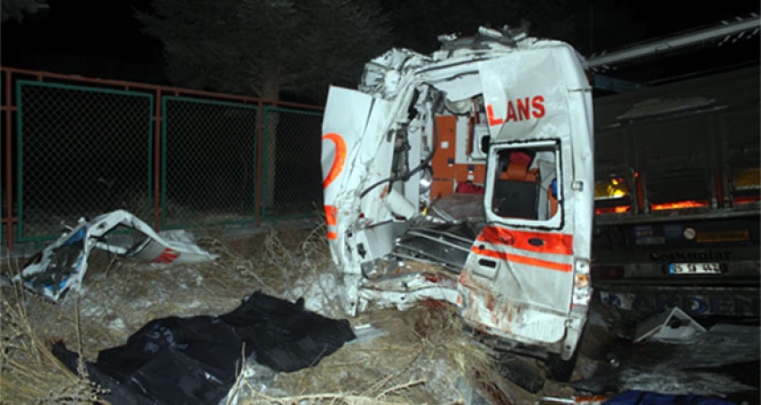 Kazaya müdahale eden ekiplere TIR çarptı: 2 ölü 4 yaralı