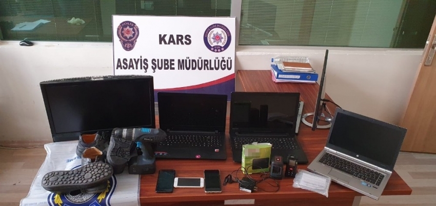 Polis hırsızı ayak izinden yakaladı