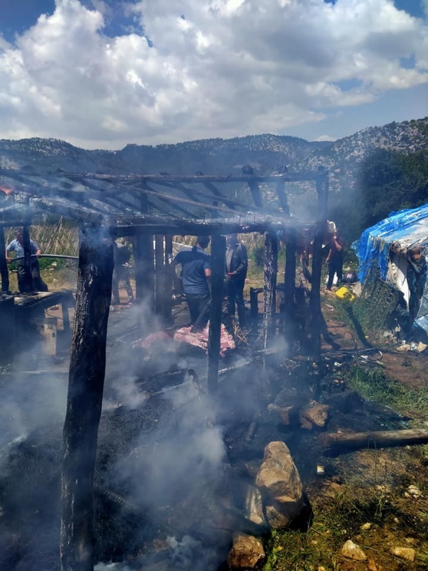 Naylonla kaplı baraka saniyeler içinde kül oldu