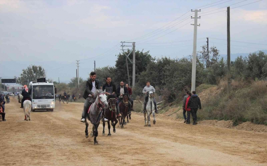 Geleneksel rahvan at yarışları yapıldı