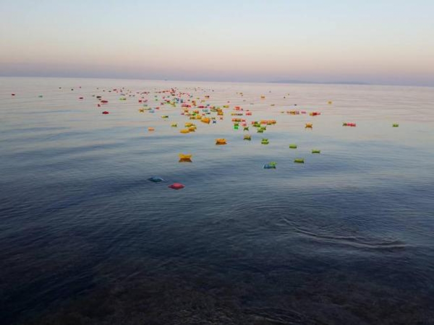 Ege'de hayatını kaybeden mülteci çocuklar anısına renkli kayıklar