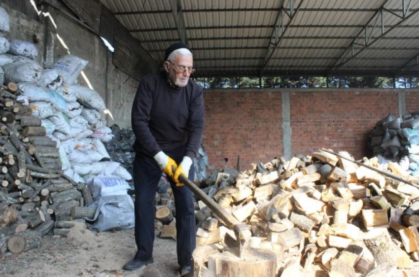 Bursa'da 85'lik Herkül, her gün 3 ton odun kırıyor