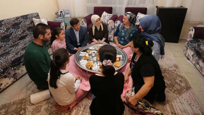 Başbakan Davutoğlu'ndan sürpriz iftar ziyareti