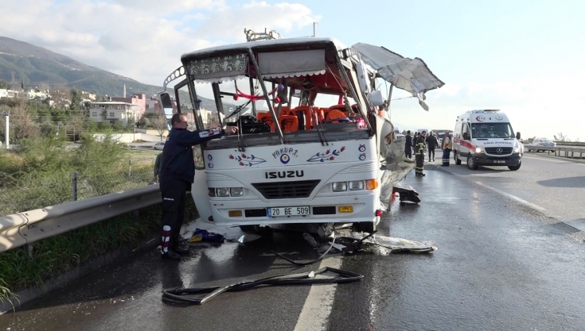 Hatay’da tır, midibüse çarptı: 1 ölü, 8 yaralı