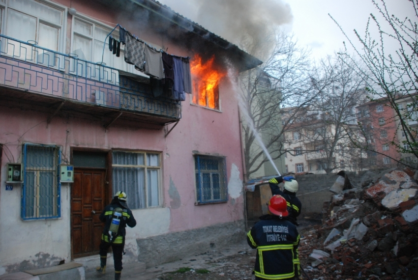 Çakmakla oynayan çocuk evi yaktı