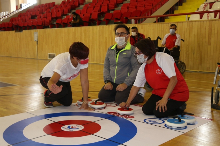 Engelli gençlerde floor curling sevinci