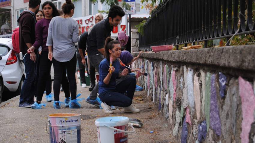 Üniversiteli gençlerden, ilkokula renkli katkı