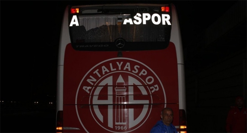 Antalyaspor otobüsüne taşlı saldırı