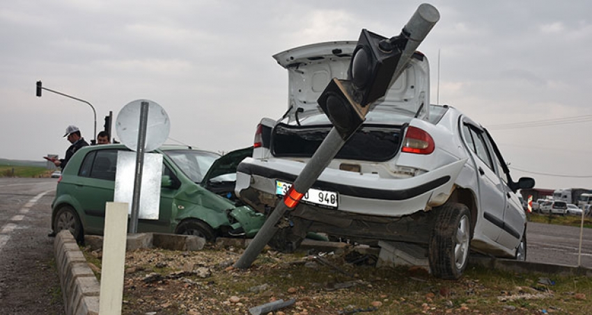 Adıyaman’da 2 otomobil çarpıştı: 1’i ağır 8 yaralı