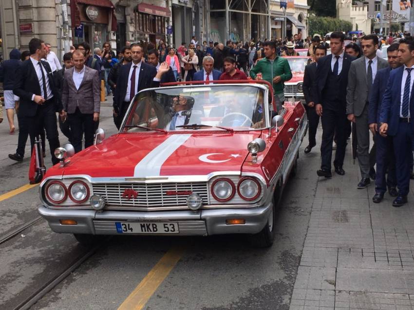 İstiklal Caddesi rengarenk klasik araçlarla doldu