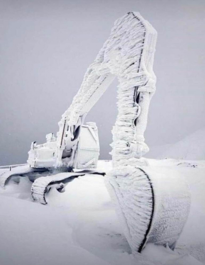 Hava sıcaklığı eksi 20’ye düştü, iş makinası buz tuttu