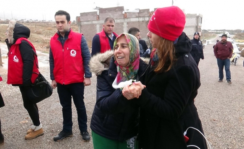 Evine roket düşen aile gözyaşlarına hakim olamadı