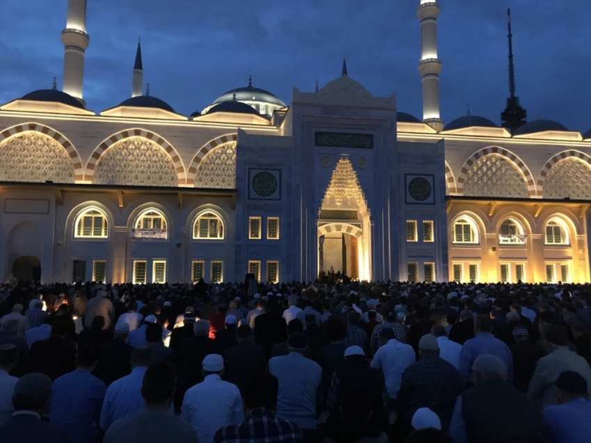 Büyük Çamlıca Camii’nde tarihi kalabalık