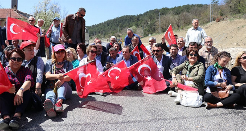 CHP’li vekil yol kapattı, araçlar dakikalarca bekledi