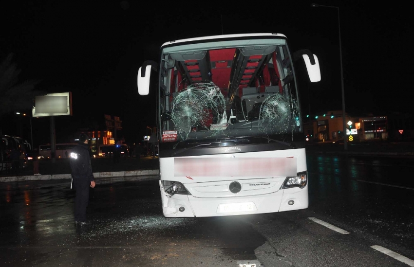 Kaza sonrası otobüsü taşladılar