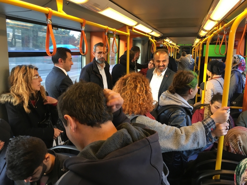 Başkan Aktaş sorunları metroda dinledi