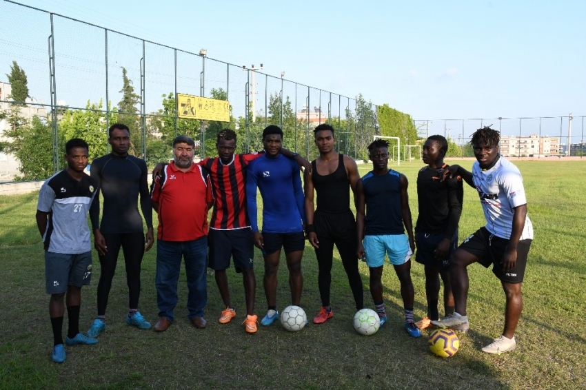 Futbol oynamaya geldiler, korona virüsle yıkıldılar