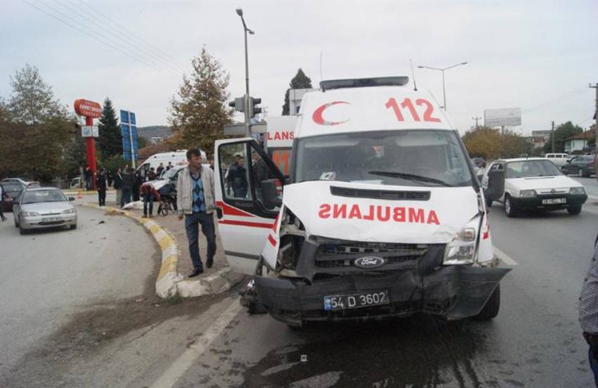 Ambulansla otomobil çarpıştı: 6 yaralı