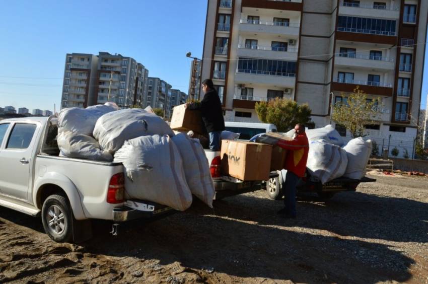 Kayyumla birlikte Sur Belediyesi yardımlara da başladı