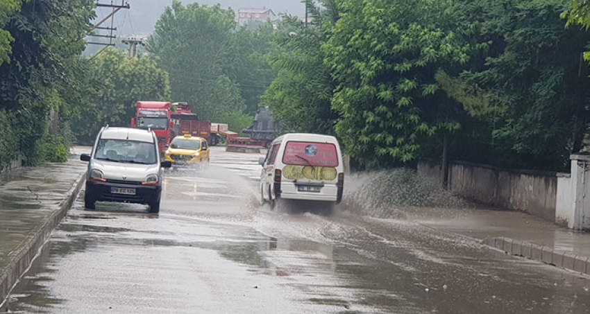 Kısa süreli yağmur yolları göle çevirdi