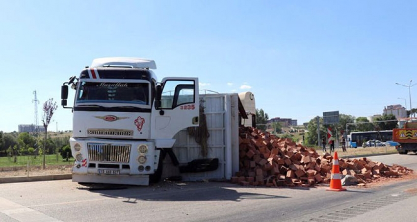 Burdur'da tuğla yüklü kamyon otomobille çarpıştı: 3 yaralı