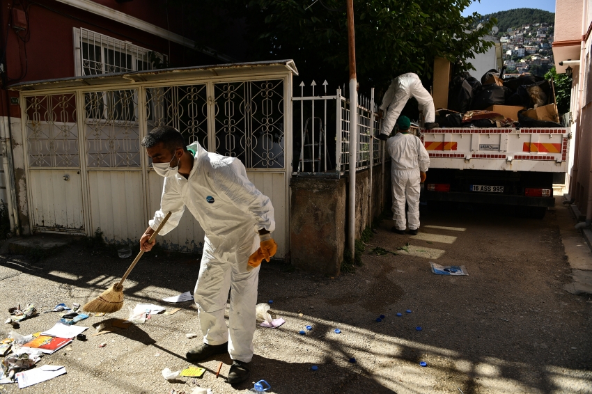 Osmangazi'deki çöp evden onlarca kedi çıktı