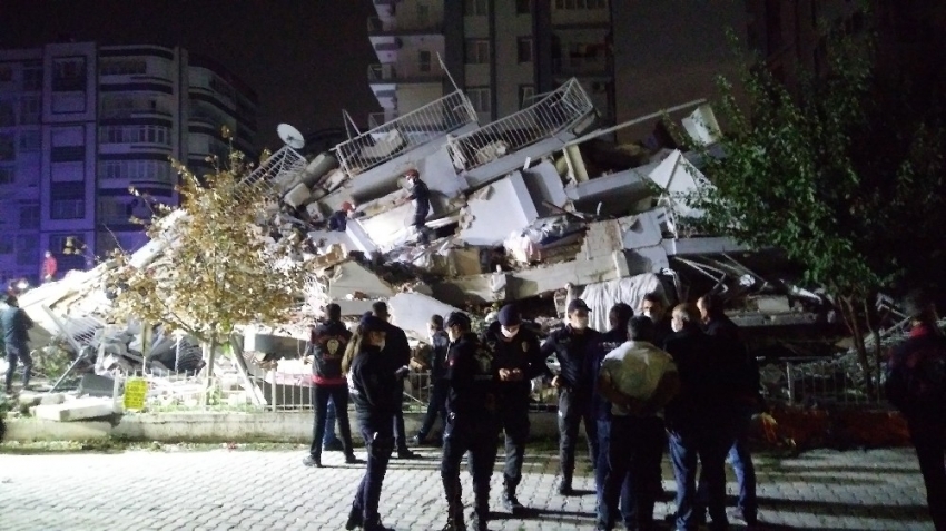 İzmir’deki enkazdan bir kişinin daha cansız bedeni çıkarıldı