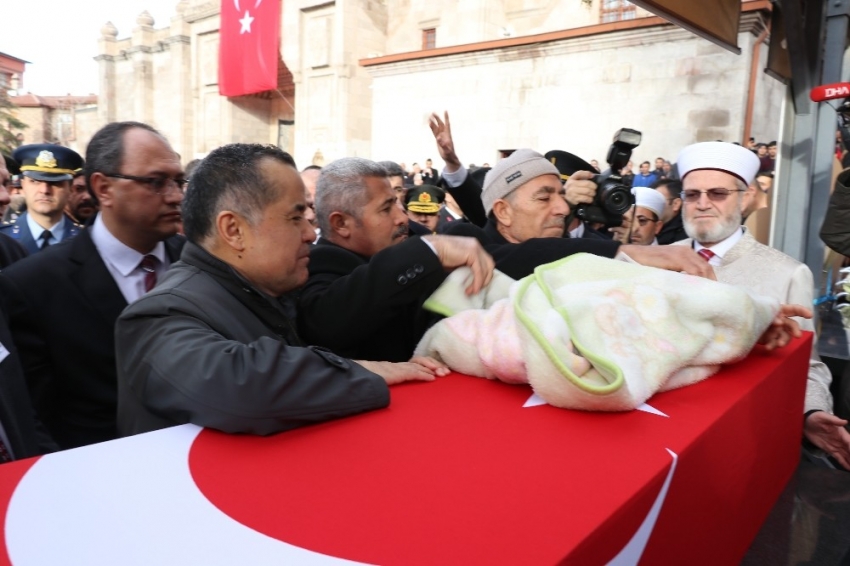 Şehidin 5 aylık kızı kundağıyla babasını son yolculuğa uğurladı