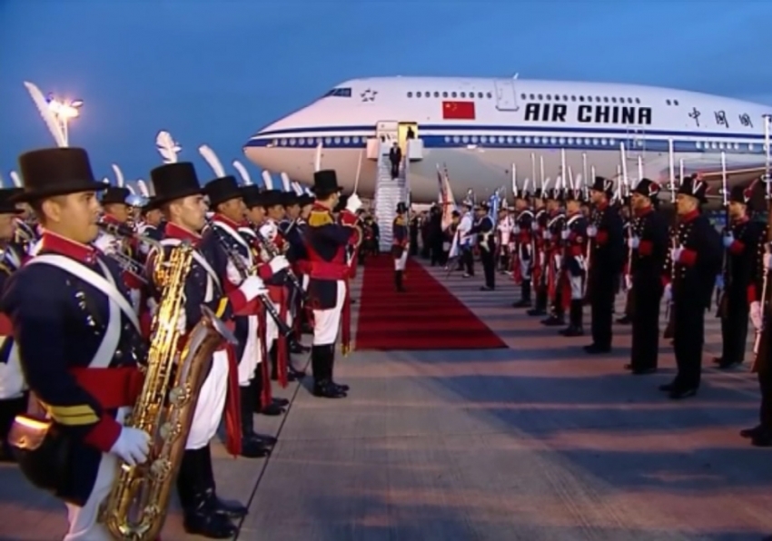 Askeri bando Çinli diplomatı Devlet Başkanı Jinping sandı