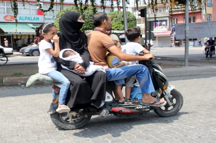 2 kişilik elektrikli bisiklette 6 kişi