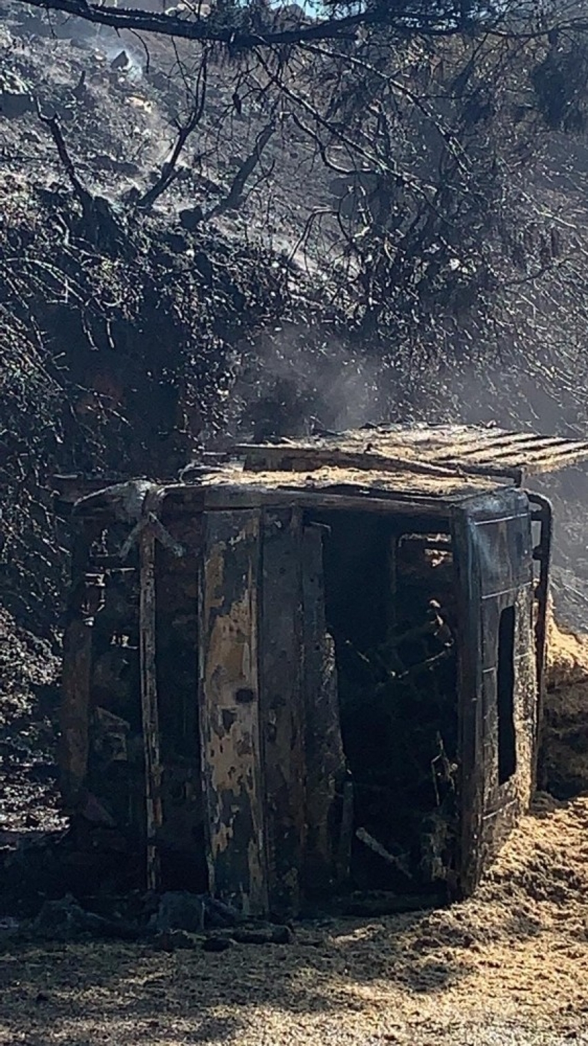 Devrilen saman kamyonu alev alev yandı, sürücüsü hayatını kaybetti