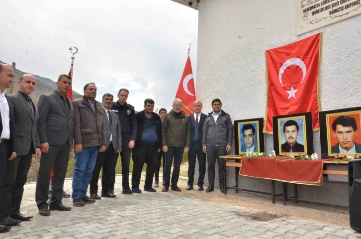 27 yıl önce şehit edilen öğretmenler, okullarında dualarla anıldı
