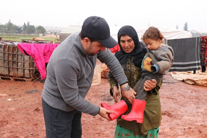 Suriyeli çocuklara çizme yardımı