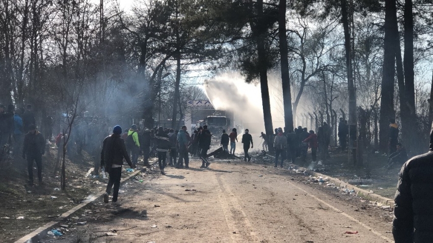 Göçmenlere müdahale etmek isteyen asker...