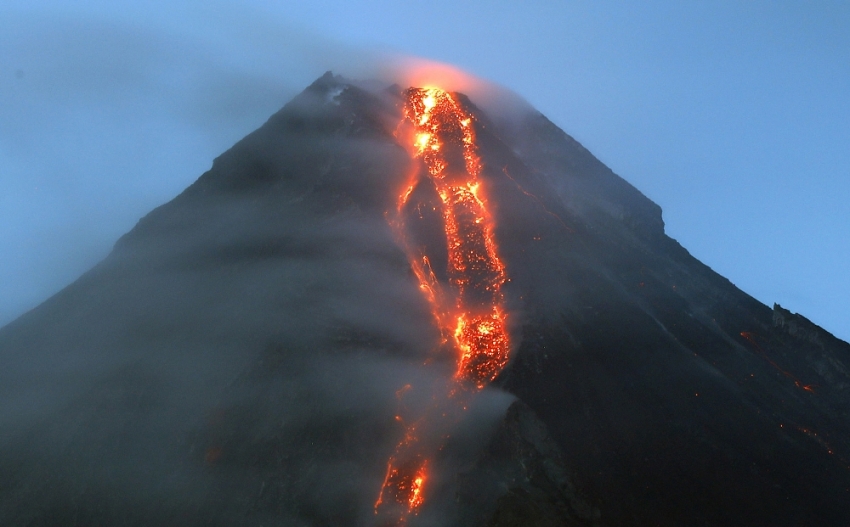 Mayon Yanardağı lav püskürtmeye devam ediyor