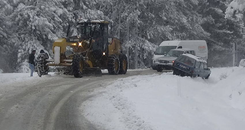 Kazdağları'nda şiddetli kar trafiği olumsuz etkiliyor