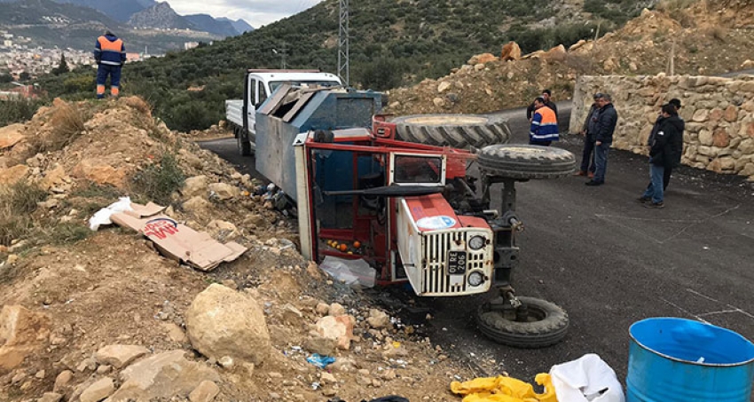 Belediye temizlik aracı devrildi: 1 yaralı