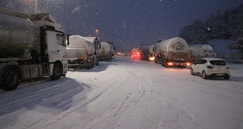 Bolu Dağı kar nedeniyle ağır araçlara kapatıldı