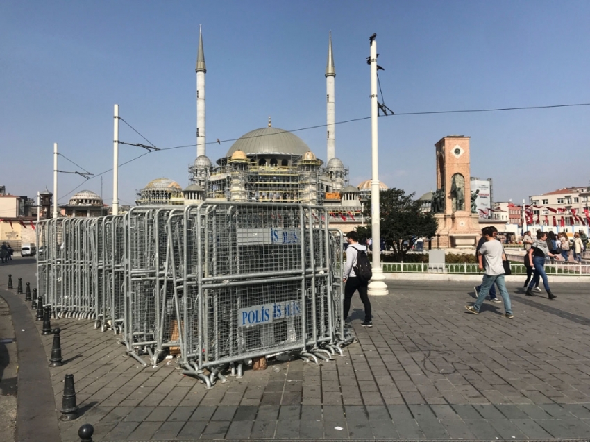 1 Mayıs öncesi Taksim’e polis bariyerleri getirildi